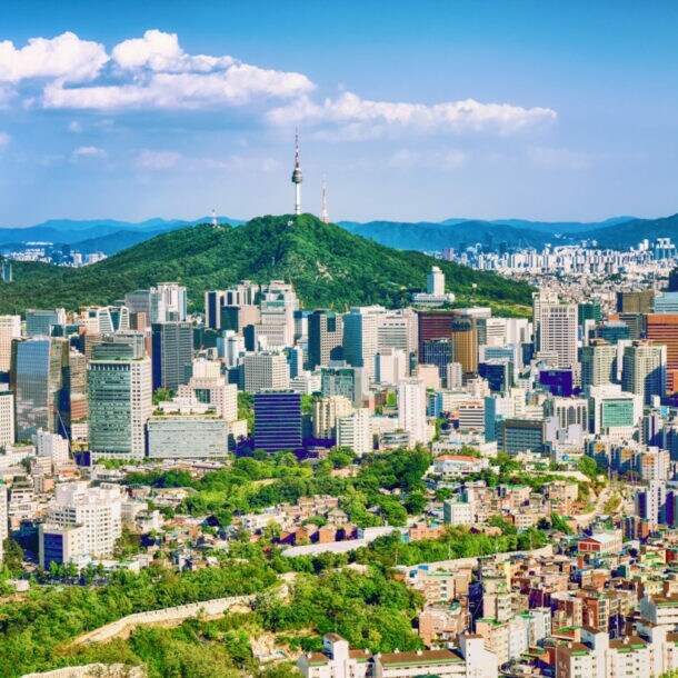 : Stadtpanorama von Seoul mit Hochhäusern, Stadtmauer und einem Fernsehturm auf einem Berg im Zentrum