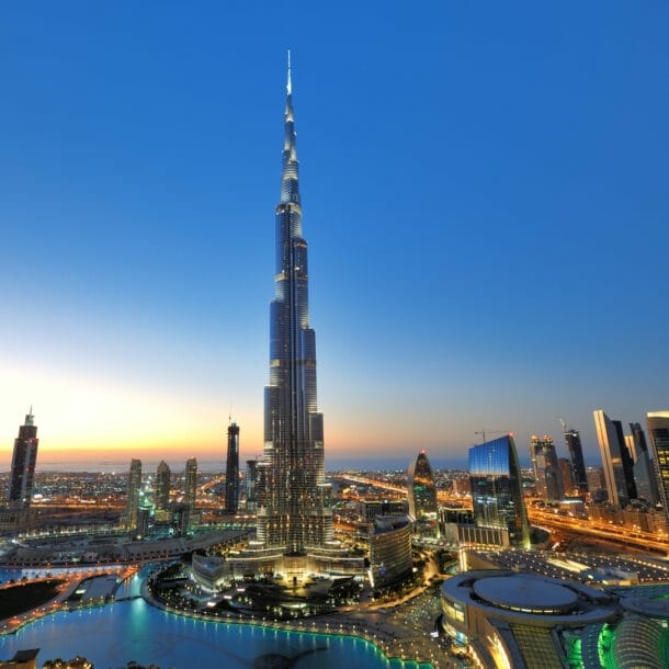 Blick auf das Burj Khalifa und die umliegenden Hochhäuser in Dubai bei Sonnenuntergang
