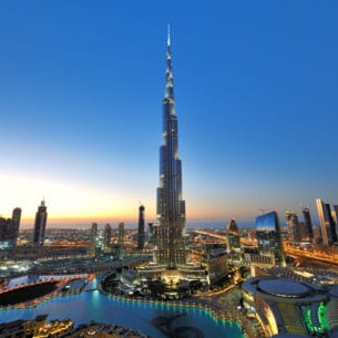 Blick auf das Burj Khalifa und die umliegenden Hochhäuser in Dubai bei Sonnenuntergang