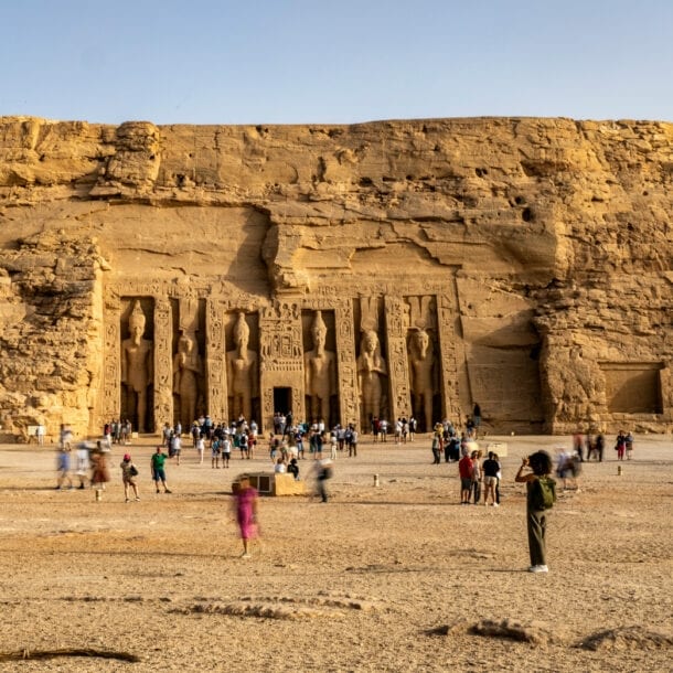 Besucher vor der Tempelanlage Abu Simbel mit in den Felsen geschlagenen Skulpturen