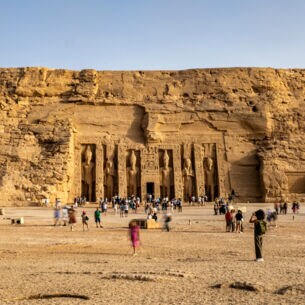 Besucher vor der Tempelanlage Abu Simbel mit in den Felsen geschlagenen Skulpturen