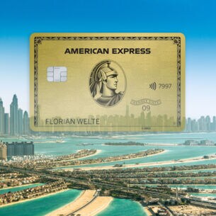 Fotomontage einer Luftaufnahme von Dubai mit einer goldenen Kreditkarte im Bildvordergrund