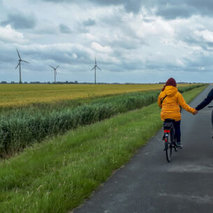 Junges Paar hält Hände beim Radfahren auf dem Elberadweg