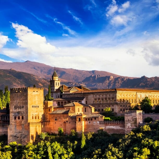Eine Burgfestung in bergiger und mit Bäumen bewachsener Umgebung