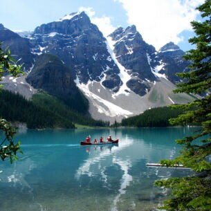 Ein Kanu auf dem Lake Moraine in Alberta vor der Kulisse der kanadischen Rocky Mountains