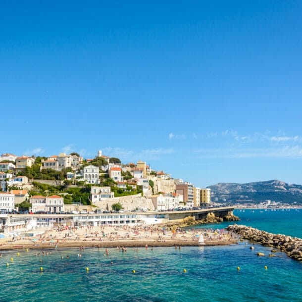 Stadt mit Strand am Meer