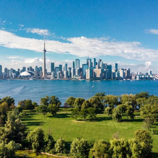 Die Skyline von Toronto vor dem Ontariosee