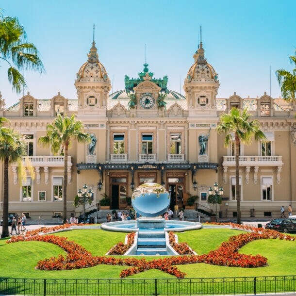 Gebäude des Casinos von Monte-Carlo mit begrüntem Vorplatz