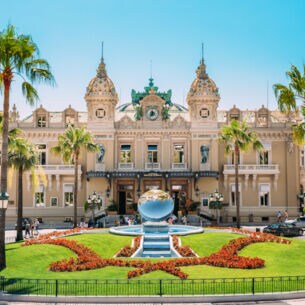 Gebäude des Casinos von Monte-Carlo mit begrüntem Vorplatz