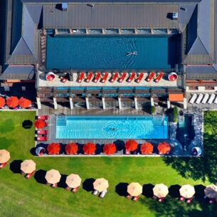 Luxuriöser Hotelkomplex mit Sonnenterrassen und zwei Pools aus der Vogelperspektive.