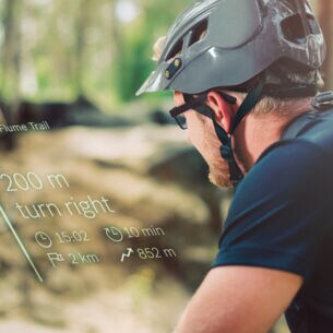 Ein Radfahrer mit Helm wird mithilfe des Light Drive Systems von Bosch navigiert