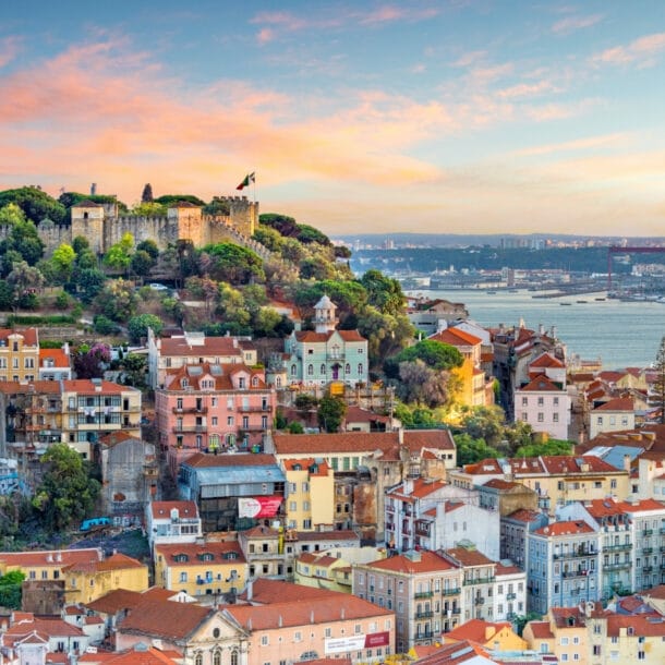 Stadtpanorama von Lissabon mit Burg auf einem Hügel.
