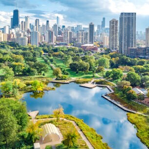 Skyline von Chicago mit großer Parkanlage samt See im Vordergrund.