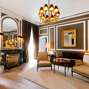 Luxuriöse Hotelsuite im elegantem, klassischem Design n Brauntönen.