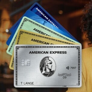 Junge Frau mit Kreditkarte in der Hand, daneben als Collage die fünf Amex Karten aus dem Vergleich.