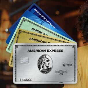 Junge Frau mit Kreditkarte in der Hand, daneben als Collage die fünf Amex Karten aus dem Vergleich.