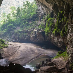 Aufnahme vom Eingang der Son-Doong Höhle in Vietnam.