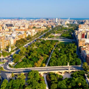 Stadtpanorama von Valencia mit weitläufiger Parkanlage, die das Zentrum durchquert aus der Luftperspektive.
