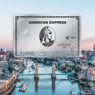 Fotocollage einer silbernen American Express Kreditkarte vor der Skyline von London