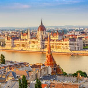 Luftaufnahme von Budapest mit der Donau und dem Parlamentsgebäude im Fokus.