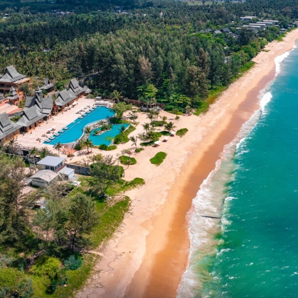 Natai Beach in Khao Lak, Provinz Phang Nga, Thailand aus der Vogelperspektive.