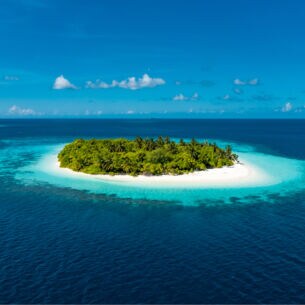 Luftansicht einer kleinen maledivischen Insel.