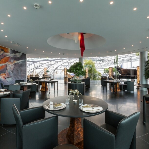 Restaurant in einem runden, modernen Gebäude mit Glaskuppel.