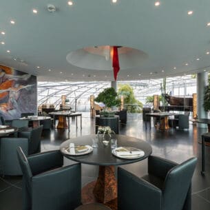 Restaurant in einem runden, modernen Gebäude mit Glaskuppel.