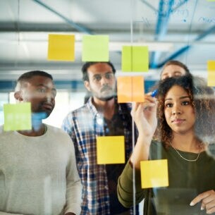 Ein multikulturelles Team macht gemeinsam ein Brainstorming.
