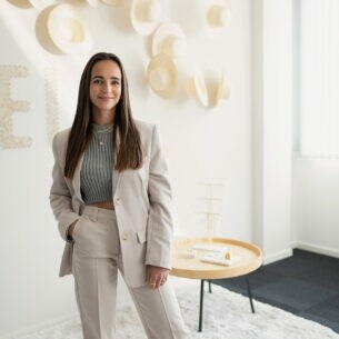 Alisa Jahnke, Co-Founderin von PURELEI steht in ihren Geschäftsräumen.