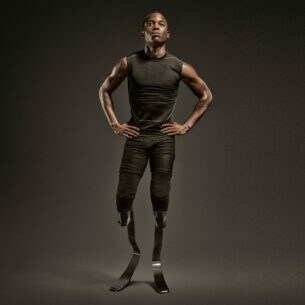 Blake Leeper, Olympiateilnehmer für Team USA, steht in einem Fotostudio.