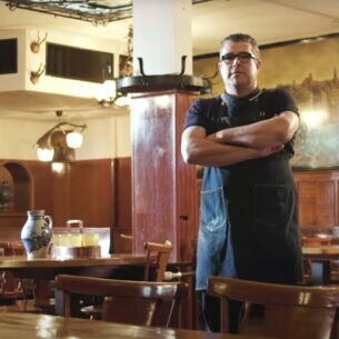 Andreas Rupf, Koch und Geschäftsführer vom Gemalten Haus steht im Gastraum seines Lokals.