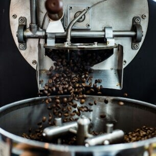 Das Foto zeigt einen Kaffeeröster in Betrieb.