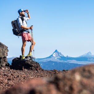 Florian Astor schaut auf seiner Wanderung in Neuseeland in die Ferne.