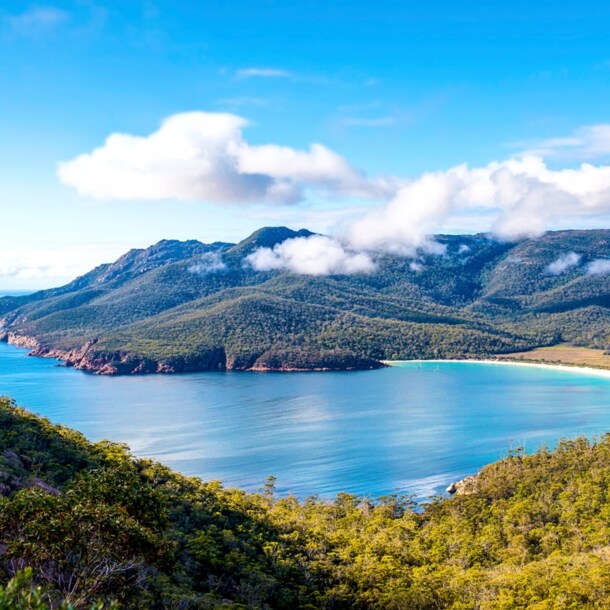 Panoramaaufnahme des Freycinet-Nationalparks in Tasmanien mit Blick auf die halbmondförmige Wine Glass Bay.