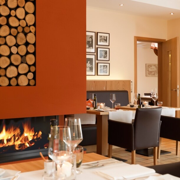 Kleiner Speisesaal eines gehobenen Restaurants mit Kamin.