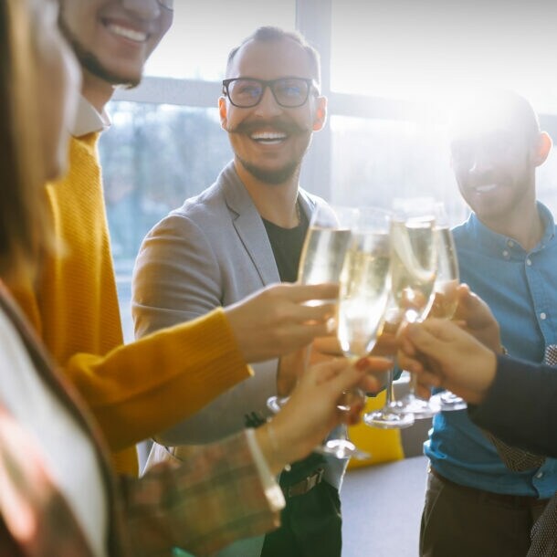 Junge Geschäftsleute feiern ihren Erfolg.