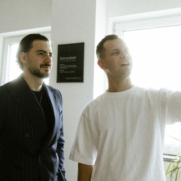 Kamiar Bar Bar und Benjamin Diedering stehen an einem Whiteboard.