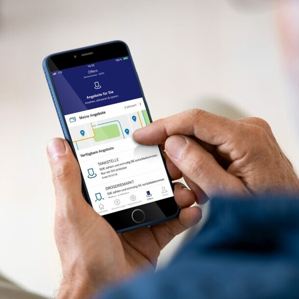 Eine Person tippt etwas auf dem Smartphone.