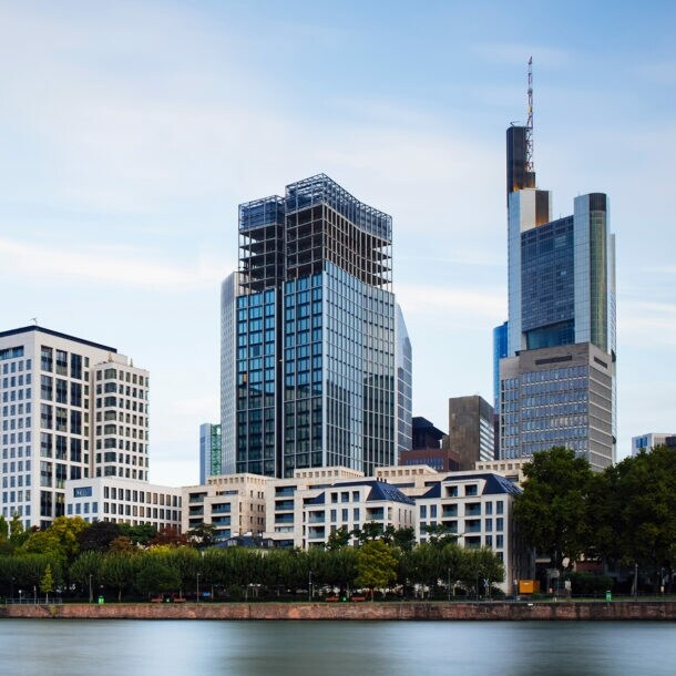 Das Foto zeigt das Mainufer und Hochhäuser in Frankfurt am Main.
