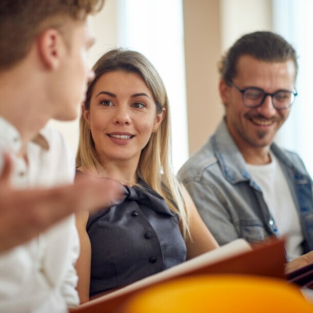 Drei Jungunternehmer:innen besuchen ein Gründerfestival.