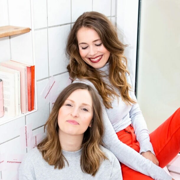 Die Gründerinnen von The Female Company sitzen entspannt am Fenster.