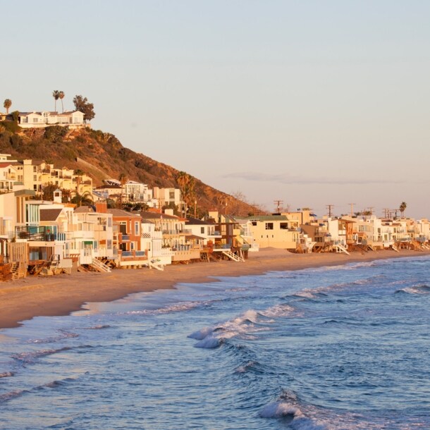 Pastellfarbene Strandhäuser in Malibu bei Sonnenuntergang
