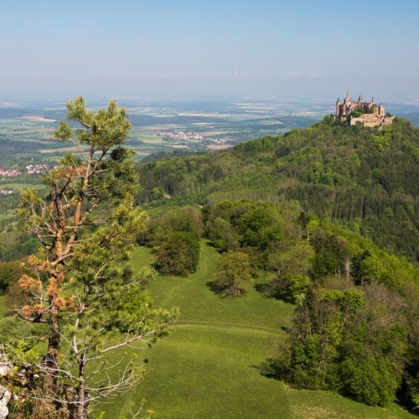 Panorama in der Schwäbischen Alb mit Burg Hohenzollern.