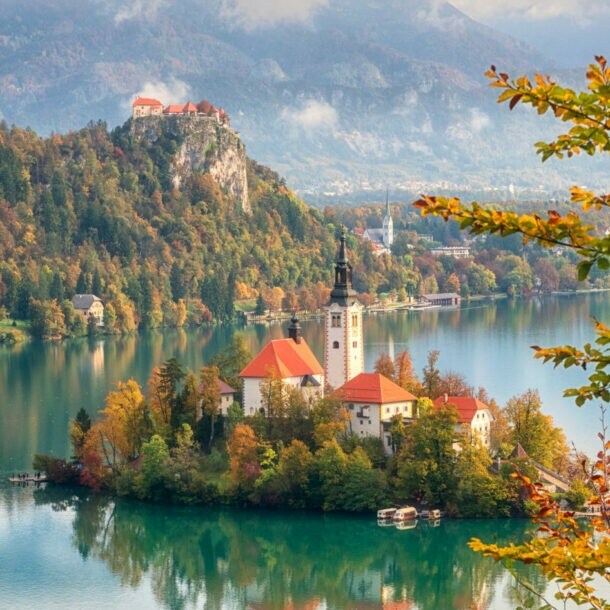 Gletschersee in Slowenien, in dessen Mitte sich eine Insel mit Kapelle befindet.