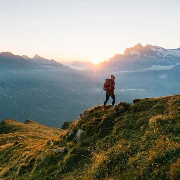 Eine Person beim Wandern im Berner Oberland.