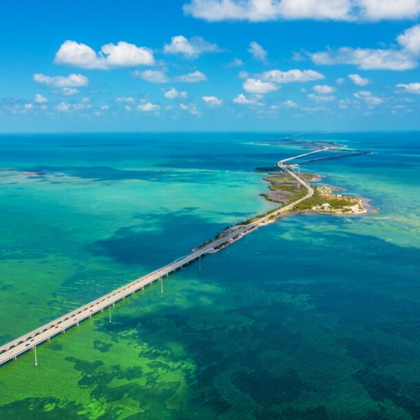 Lange Brücke, die kleine Inseln im türkisblauen Meer miteinander verbindet.