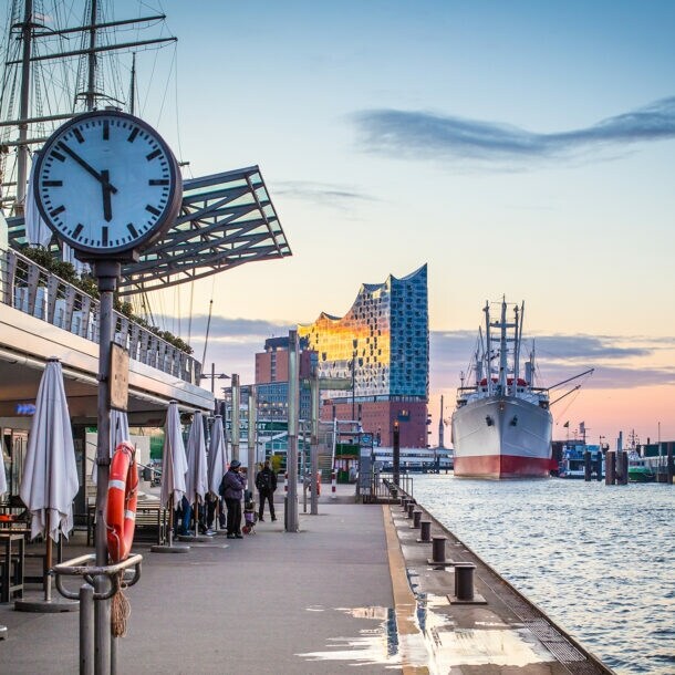 Das Foto zeigt den Hamburger Hafen mit der Elbphilharmonie im Hintergrund.
