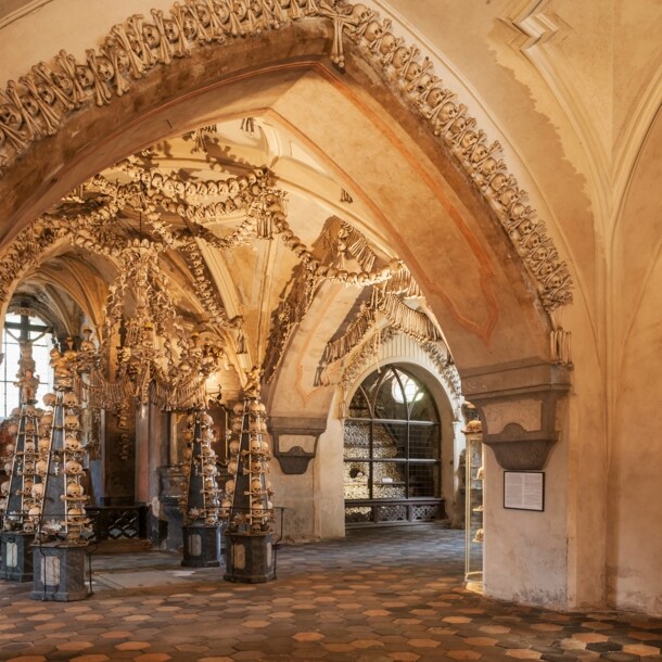 Innenraum einer Kirche mit Dekorationen aus menschlichen Knochen.