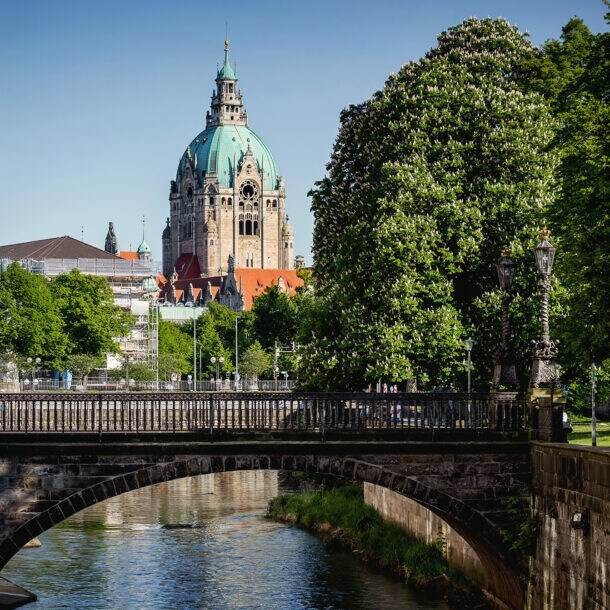 Das neue Rathaus in Hannover, gesehen von der Altstadt, ist zu sehen.